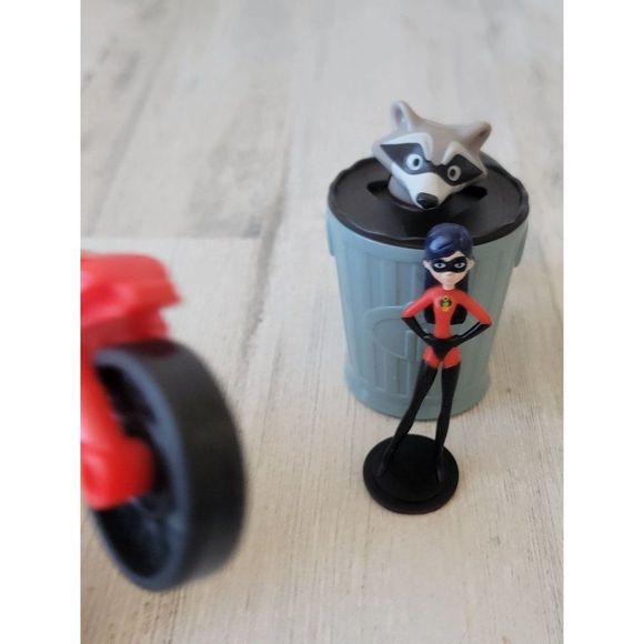 Pixar Incredibles 2 Elastigirl raccoon trash can invisagirl play set toy figure - Picture 6 of 9